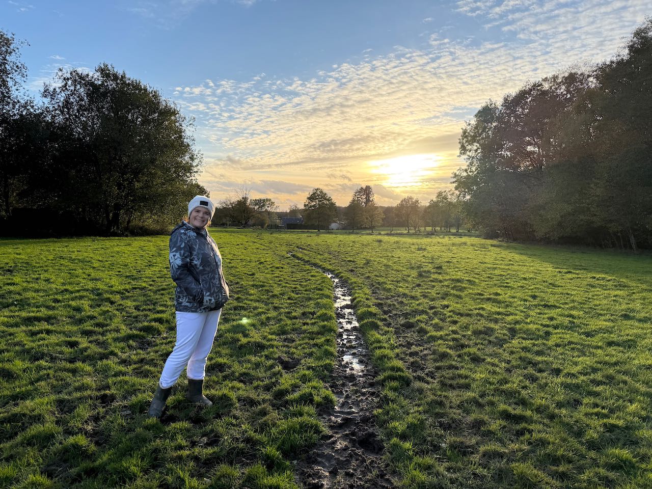 Annemie Dom in een weide in de Franse Ardennen bij zonsondergang